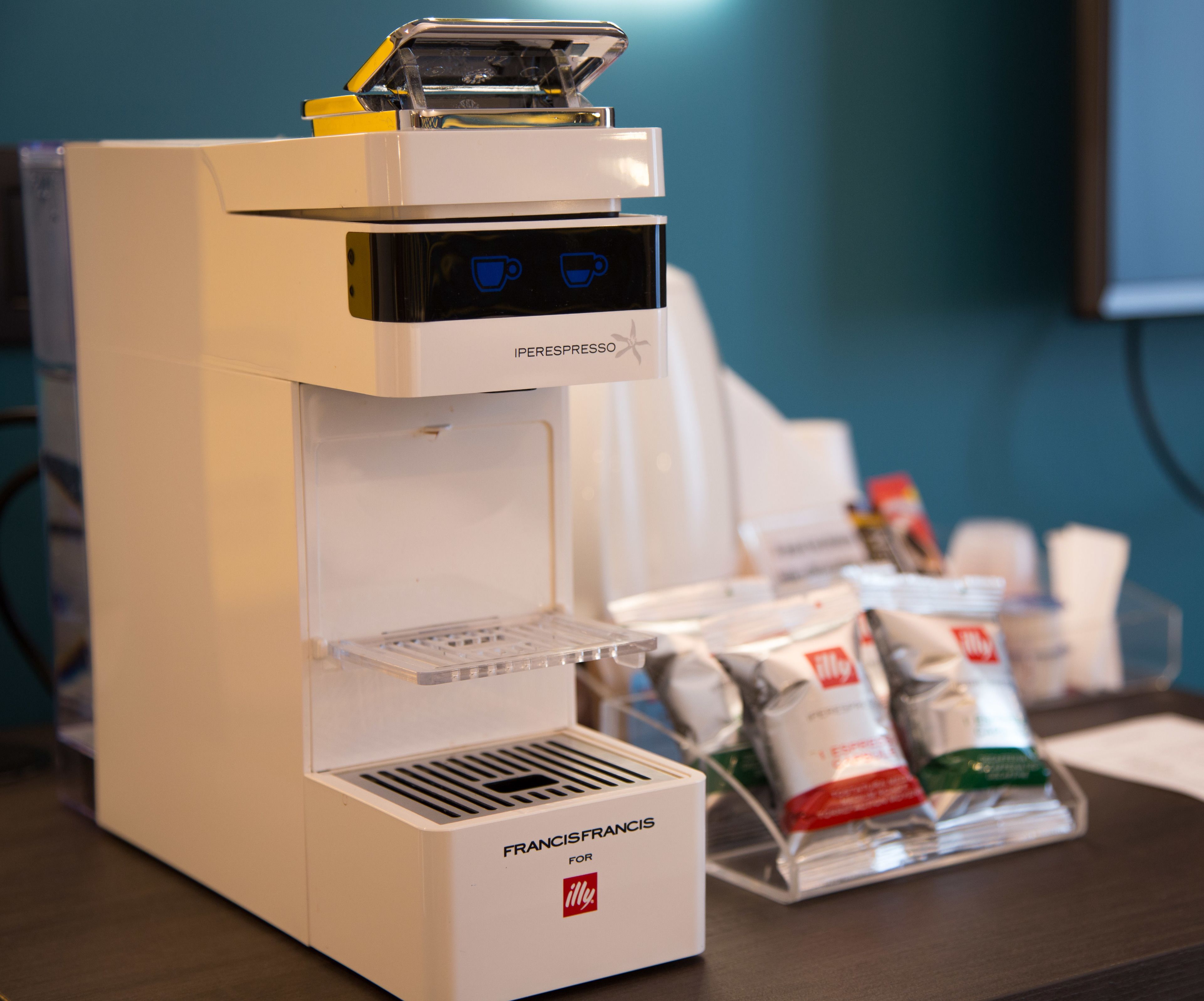 deluxe room, 1 king bed | 1 bedroom, egyptian cotton sheets, hypo-allergenic bedding