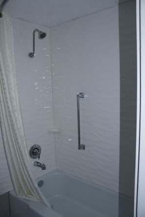Quarto, 2 camas de casal, para não fumantes | Chuveiro