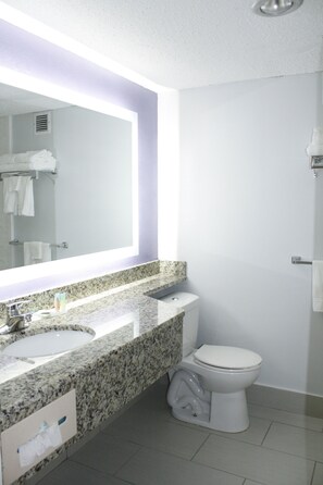 Habitación, 2 camas matrimoniales, para no fumadores, vista a la alberca | Baño | Tina con regadera, amenidades de baño gratuitas, secadora de cabello 