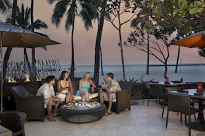 20 restaurants, breakfast, lunch, dinner served; local cuisine