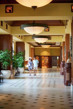 Reception area at Hilton Grand Vacations Club Grand Waikikian Honolulu