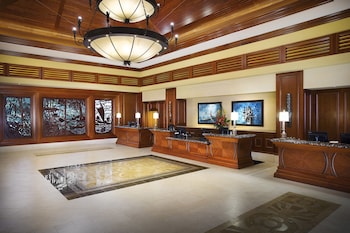 Hotel entrance and lobby at Hilton Grand Vacations Club Grand Waikikian Honolulu