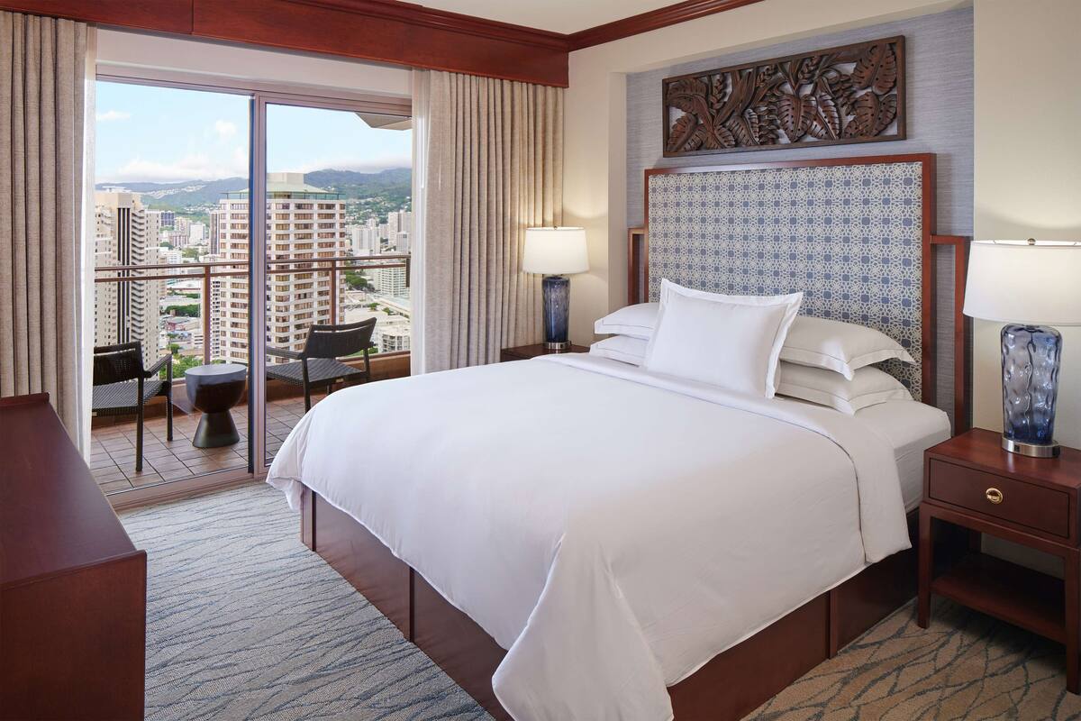 premium bedding, pillow-top beds, in-room safe, blackout curtains