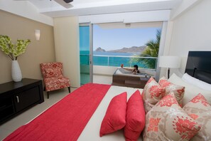 Suite Deluxe, bañera de hidromasaje, vistas al mar | Caja fuerte y espacio para trabajar con un portátil