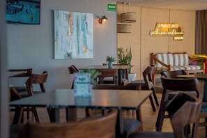 Breakfast, lunch and dinner served - SUITES LAS FLORES BEACH MAZATLAN (Mazatlán)