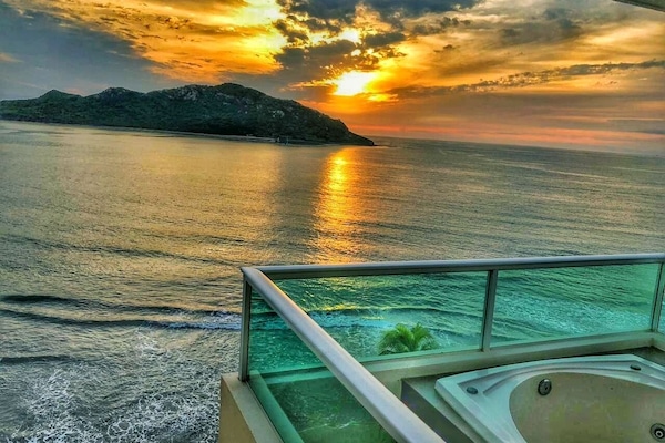 Suíte luxo, banheira de imersão, vista para o mar | Cofres nos quartos, espaço de trabalho para notebook