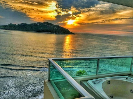 Deluxe Suite, Hot Tub, Sea View. SUITES LAS FLORES BEACH MAZATLAN