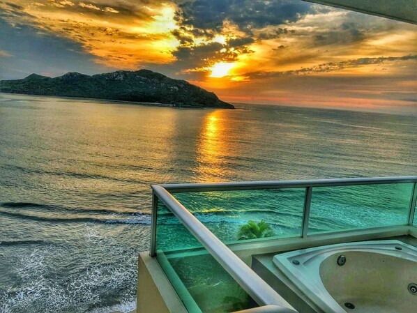 Caja de seguridad en la habitación y espacio para trabajar con laptop