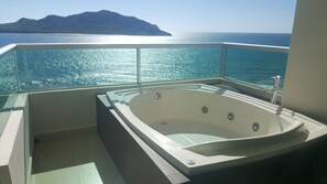 Suite Deluxe, bañera de hidromasaje, vistas al mar | Vistas al mar