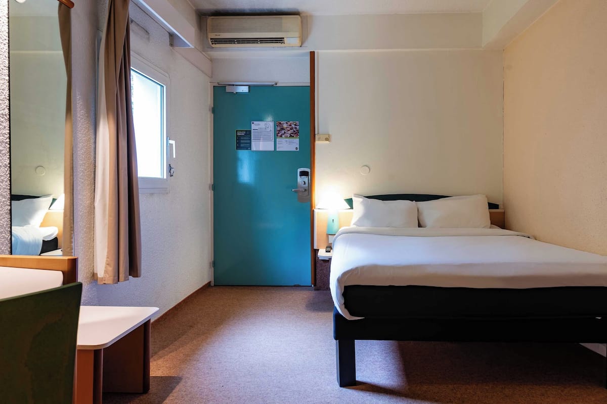 Standard Double Room, Mobility Accessible, Non Smoking | Desk, soundproofing, iron/ironing board, free WiFi