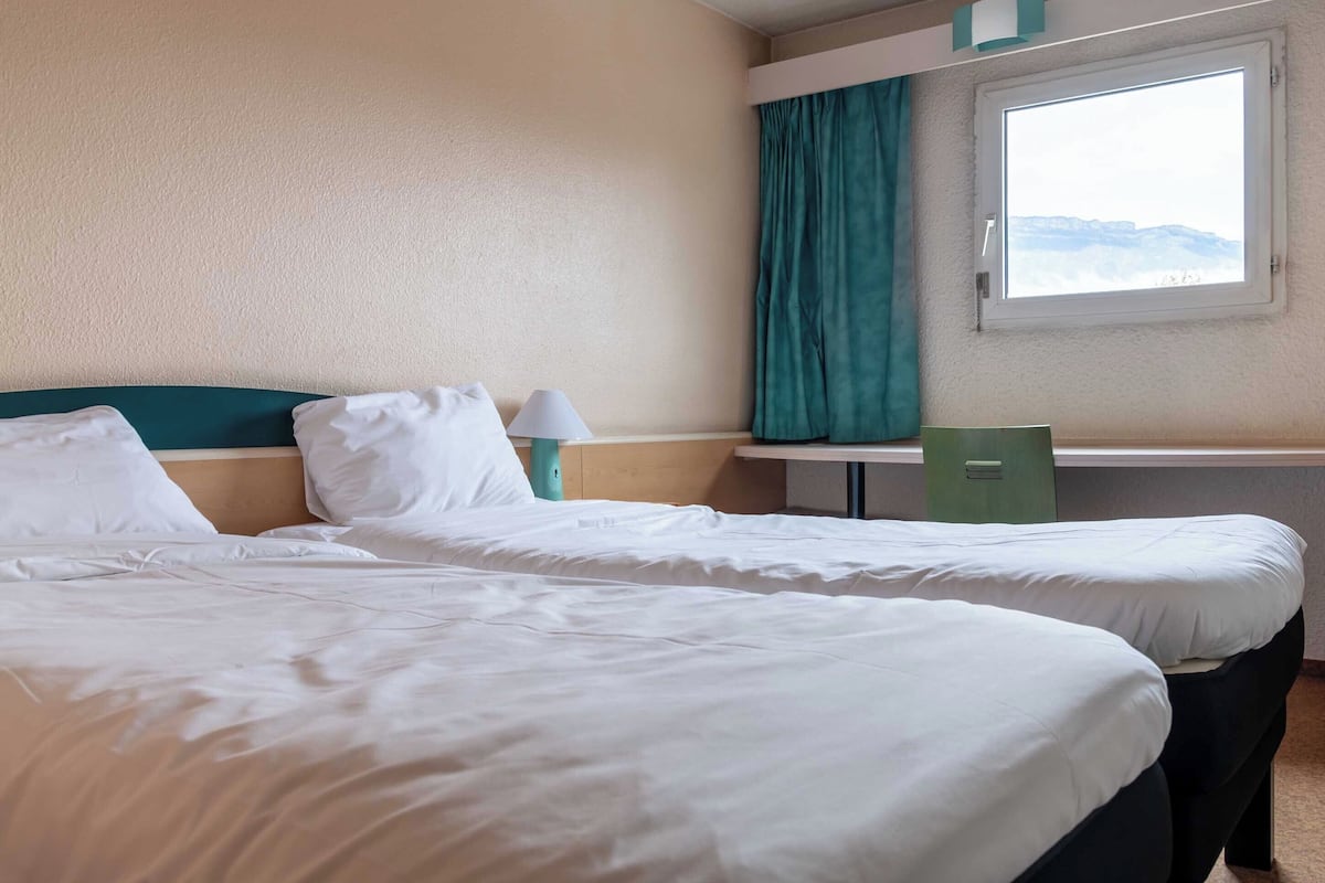 Standard Twin Room, Non Smoking | Desk, soundproofing, iron/ironing board, free WiFi