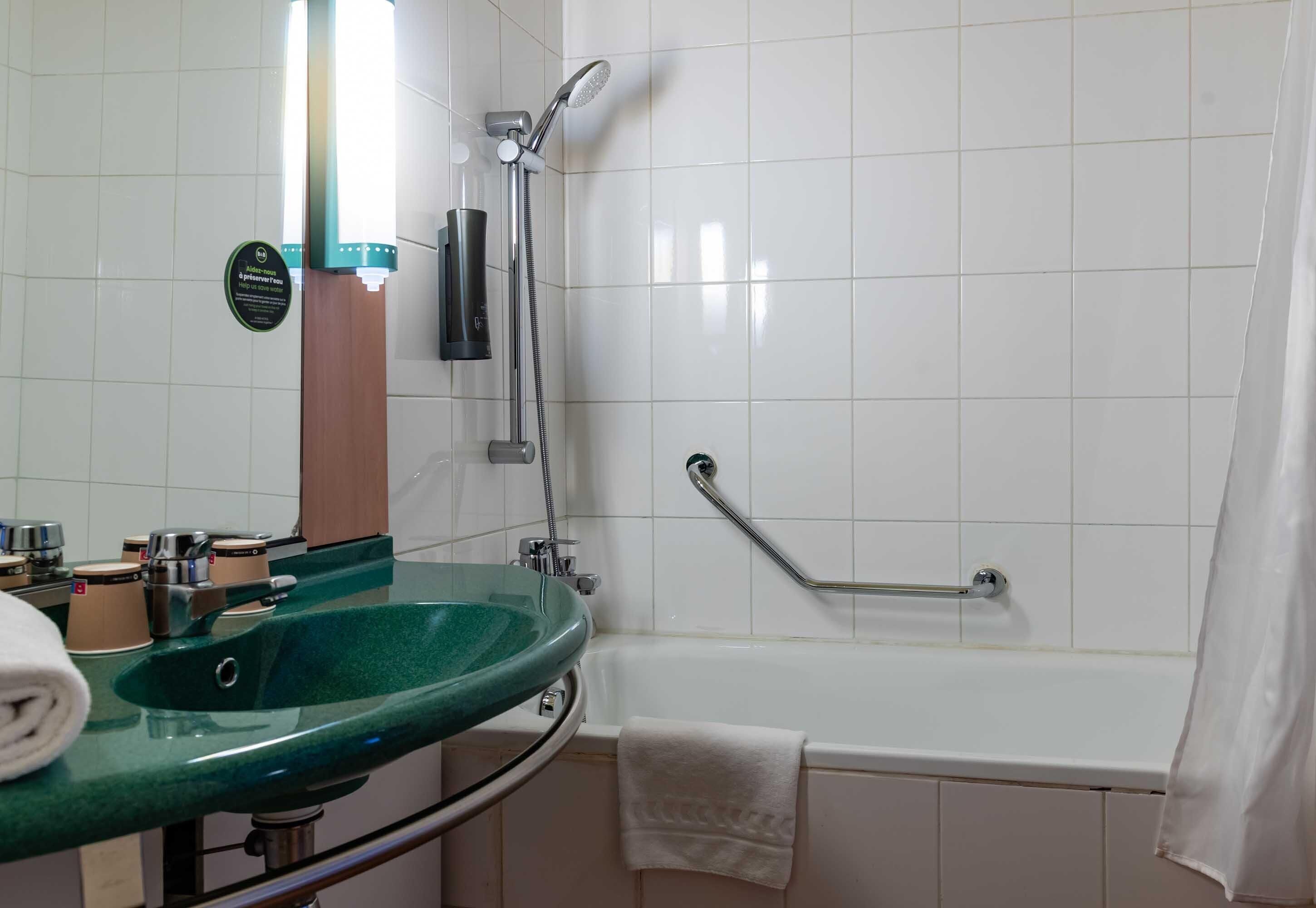Badewanne, umweltfreundliche Kosmetikartikel, Haartrockner, Handtücher