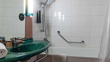 Badewanne, umweltfreundliche Kosmetikartikel, Haartrockner, Handtücher