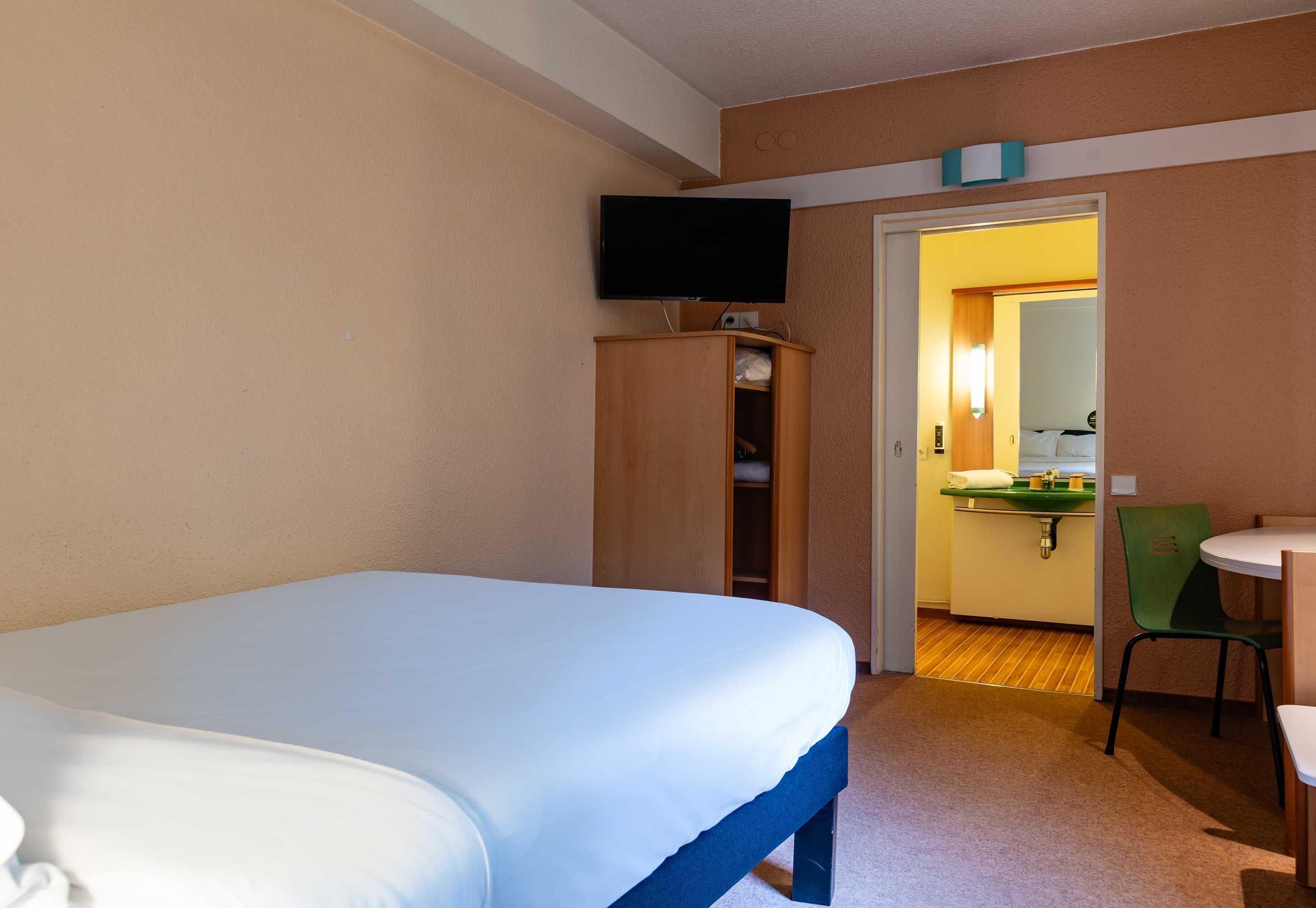 Standard Double Room, mesra pergerakan, Non Smoking | Meja, kalis bunyi, seterika/papan seterika, Wi-fi percuma 