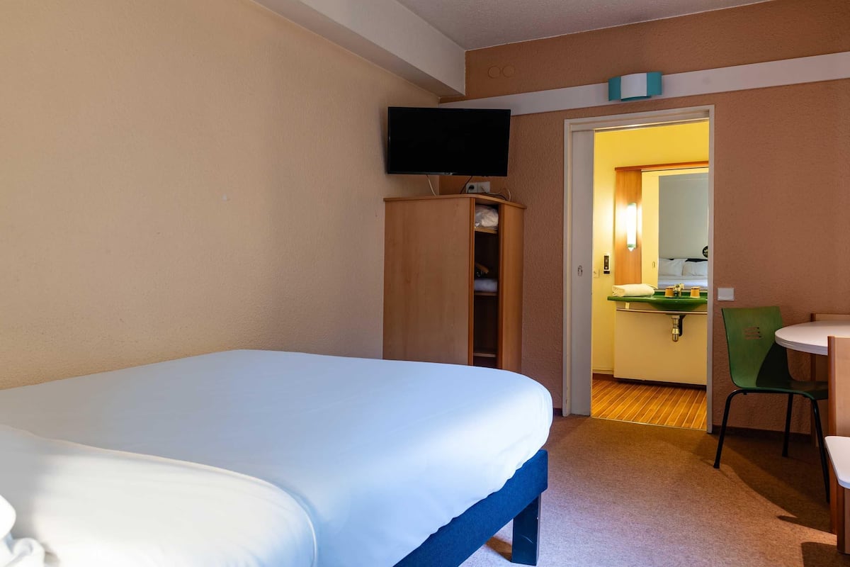 Standard Double Room, Mobility Accessible, Non Smoking | Desk, soundproofing, iron/ironing board, free WiFi