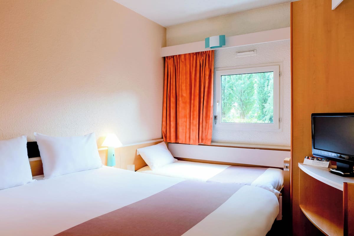 Standard Triple Room, Non Smoking | Desk, soundproofing, iron/ironing board, free WiFi