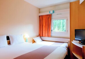 Standard Triple Room, Non Smoking | Desk, soundproofing, iron/ironing board, free WiFi - B&B Hotel Grenoble Université 2 (Gieres)