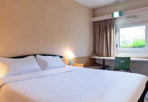 Escriptori, habitacions insonoritzades i planxa i posts de planxar 