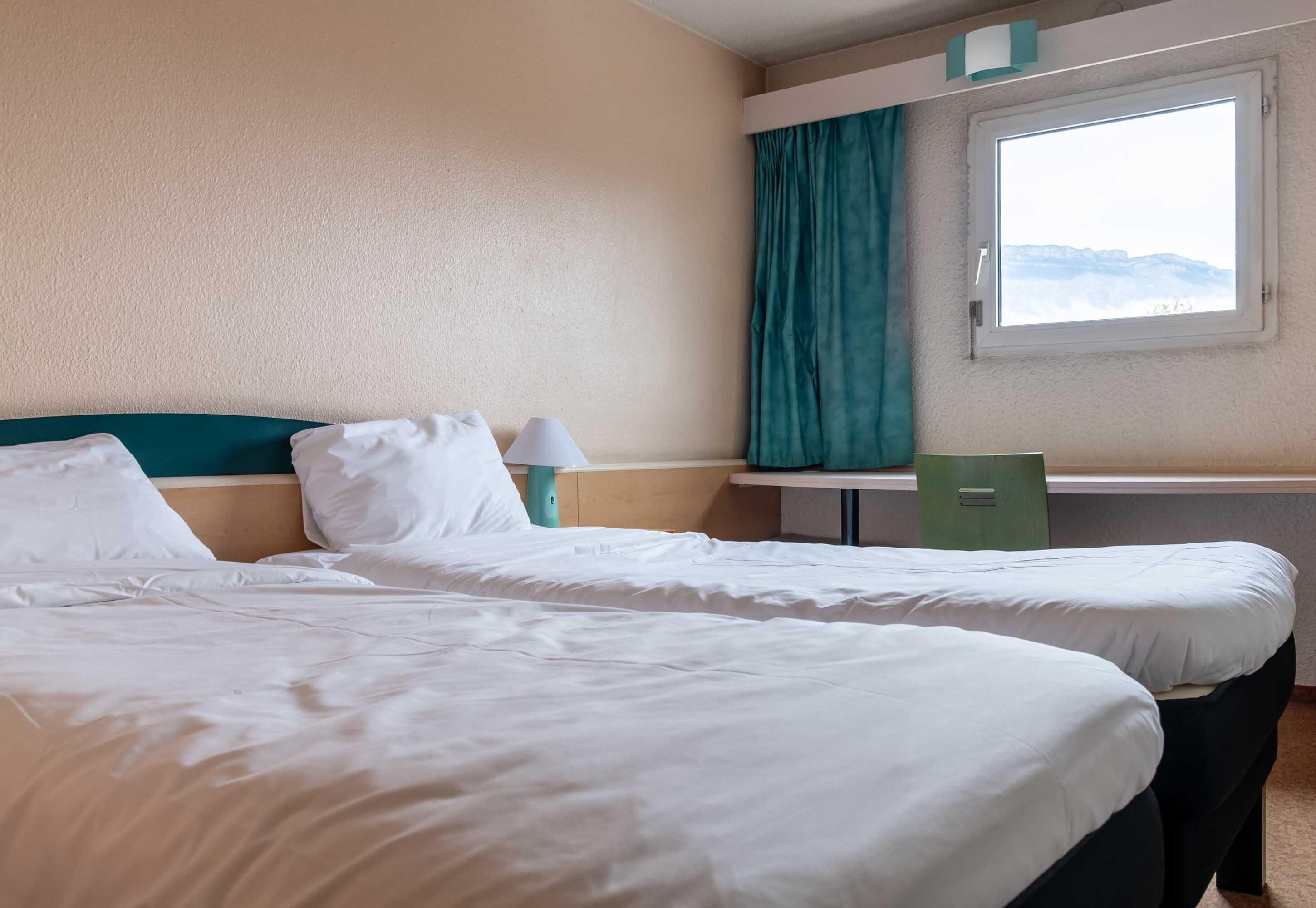 Standard Twin Room, Non Smoking | Meja, kalis bunyi, seterika/papan seterika, Wi-fi percuma 