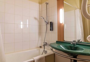 Bathtub, eco-friendly toiletries, hair dryer, towels - B&B Hotel Grenoble Université 2 (Gieres)
