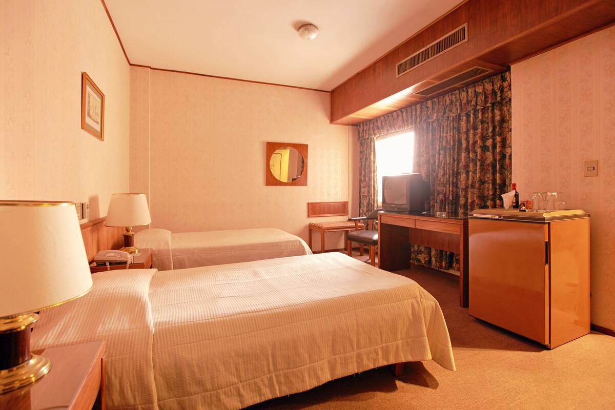 Minibar, brankas, meja kerja, dan kedap suara
