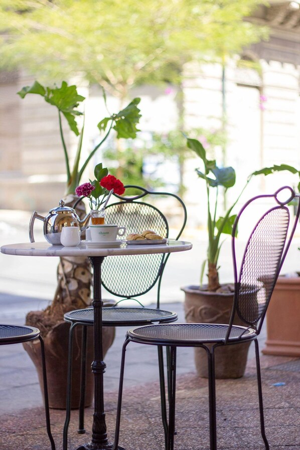 Serveert ontbijt, lunch, diner, internationale gerechten