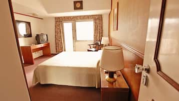 Een minibar, een kluis op de kamer, een bureau, geluiddichte muren