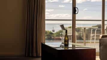 Suite, vistas a la playa | Tabla de planchar con plancha, wifi gratis, ropa de cama y despertador