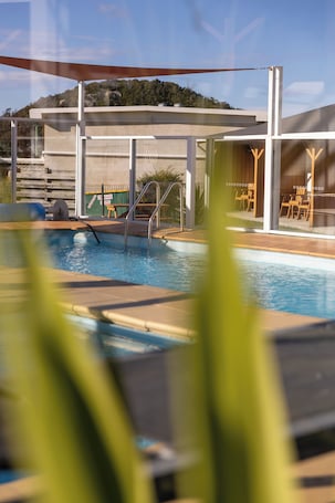 Una piscina al aire libre, sillones reclinables de piscina. Beachfront At Bicheno