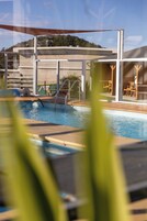 室外游泳池，日光浴躺椅