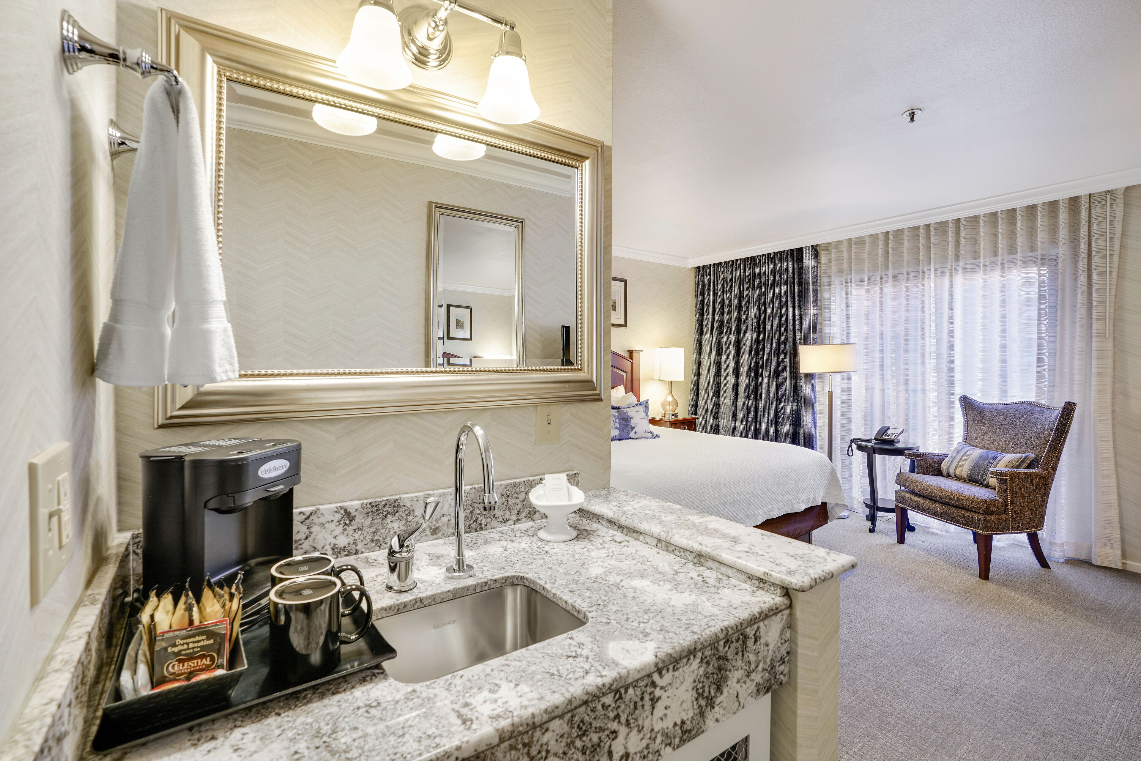 أغطية فراش متميزة وأسرّة بطبقة علوية مريحة وخزنة داخل الغرفة ومكتب