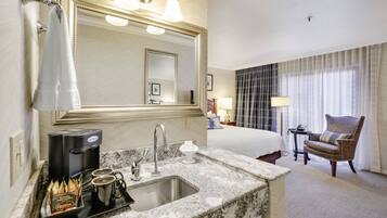 Premium-Zimmer, 1 King-Bett | Hochwertige Bettwaren, Pillowtop-Betten, Zimmersafe, Schreibtisch