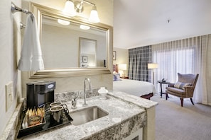 프리미엄룸, 킹사이즈침대 1개 | 고급 침구, 필로우탑 침대, 객실 내 금고, 책상