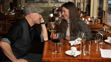 2 restaurants, serveren lunch