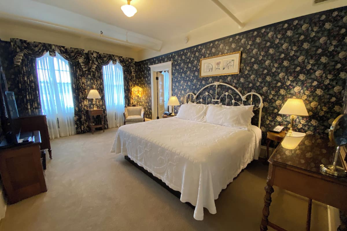 Suite, 1 King Bed (Historic King) | Premium bedding, pillow-top beds, in-room safe, desk