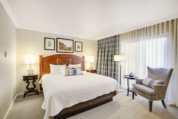 Kamar Premium, 1 Tempat Tidur King | Seprai premium, bantalan ekstra lembut, brankas, dan meja kerja