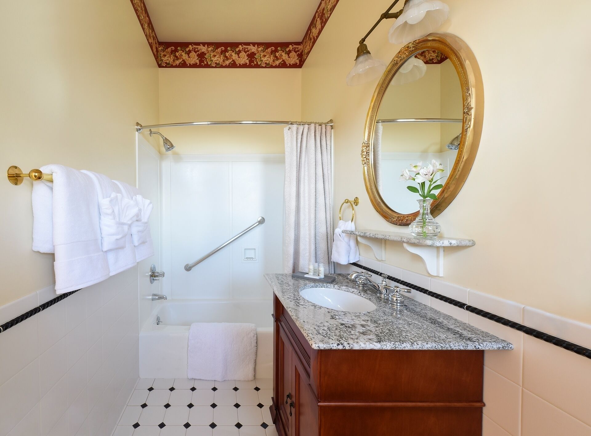 Une salle de bain équipée d’une baignoire, d’un lavabo, d’un meuble-lavabo, d’un miroir et d’une douche.