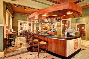 2 restaurants; lunch, dinner, and brunch served