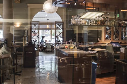 2 restaurants; lunch, dinner and brunch served