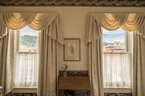 Signature Room, 1 Queen Bed | 1 bedroom, premium bedding, pillowtop beds, in-room safe