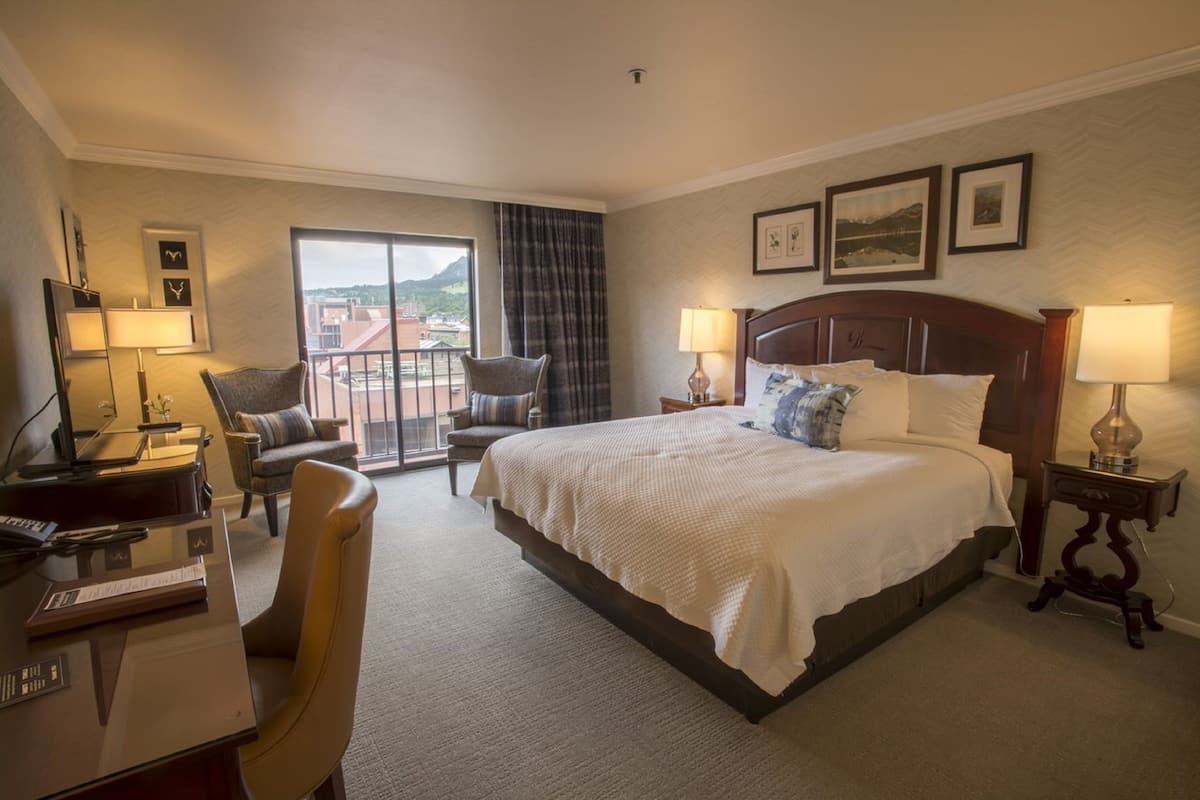 Superior Room, 1 King Bed | 1 bedroom, premium bedding, pillowtop beds, in-room safe
