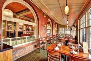 2 restauranter, lunsj serveres