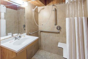 Zimmer, 1 Queen-Bett, barrierefrei, Nichtraucher (Mobility) | Badezimmer | Duschwanne, Haartrockner, Handtücher