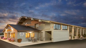 A Days Inn with a registration desk, outdoor seating, and a satellite dish. - Days Inn by Wyndham West Allis/Milwaukee (Milwaukee)