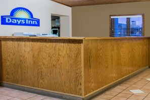 Lobby - Days Inn by Wyndham West Allis/Milwaukee (Milwaukee)