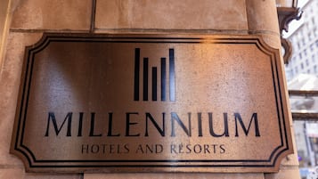 Une enseigne pour les hôtels et complexes hôteliers Millennium.