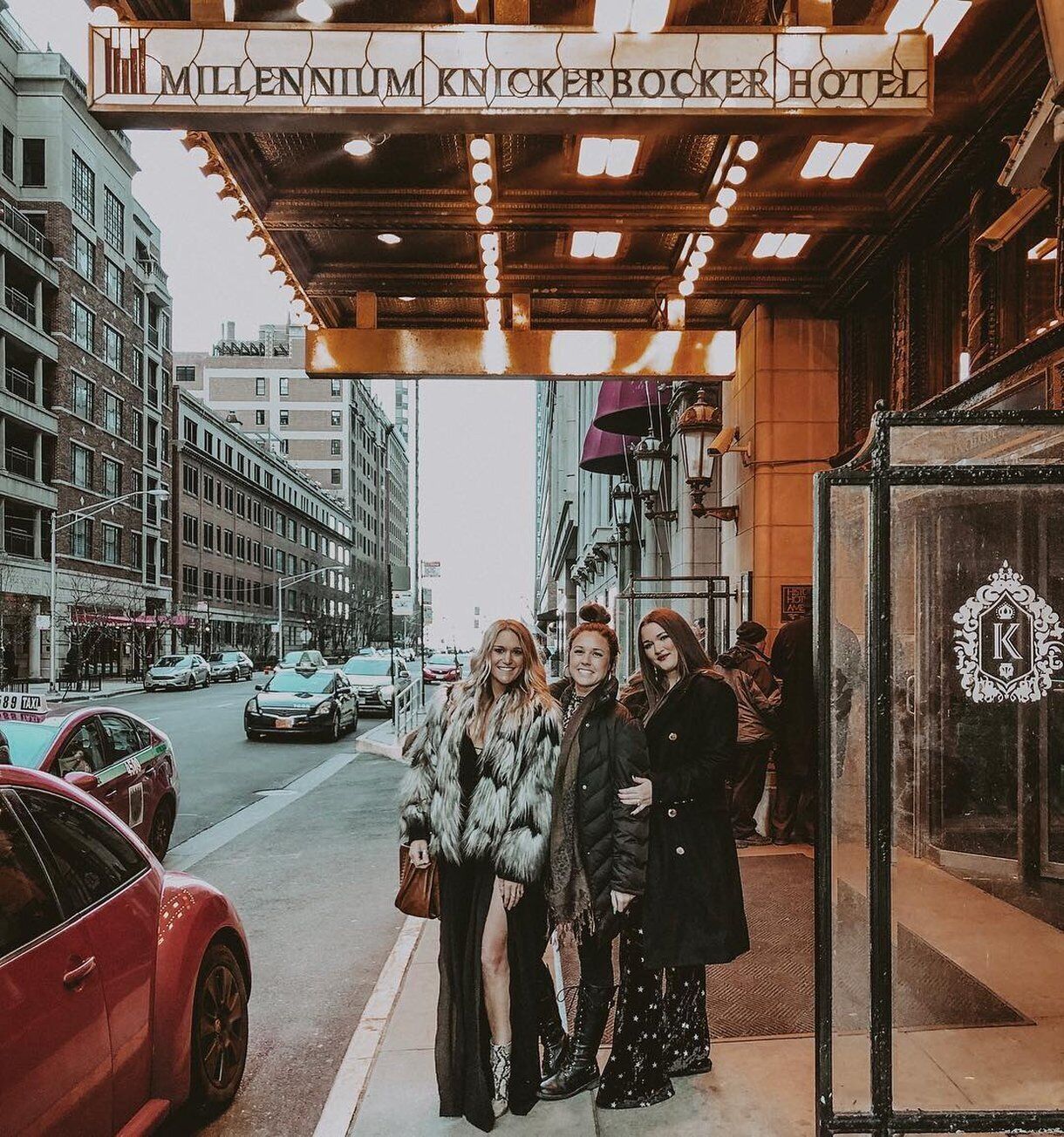Entrada de un hotel con un cartel que dice 'Millennium Knickerbocker Hotel'.