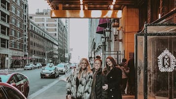 Entrada de un hotel con un cartel que dice 'Millennium Knickerbocker Hotel'.