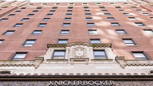 Un edificio con fachada de ladrillo, varias ventanas y un letrero que dice 'KNICKERBOCKER'.