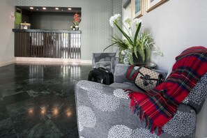 Lobby sitting area - City Center Inn & Suites (San Francisco)